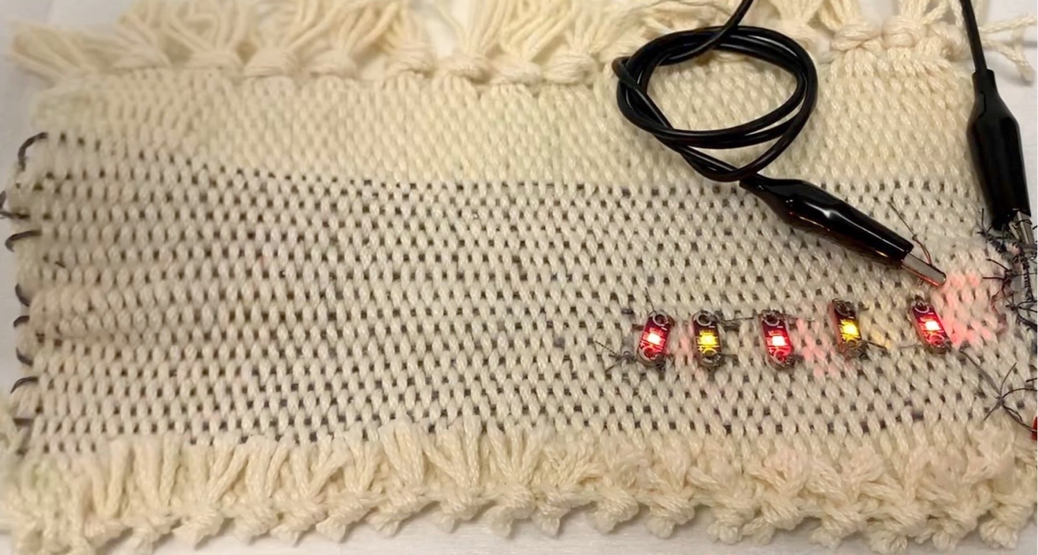 Supercapacitor yarns integrated in a fabric for powering LEDs'