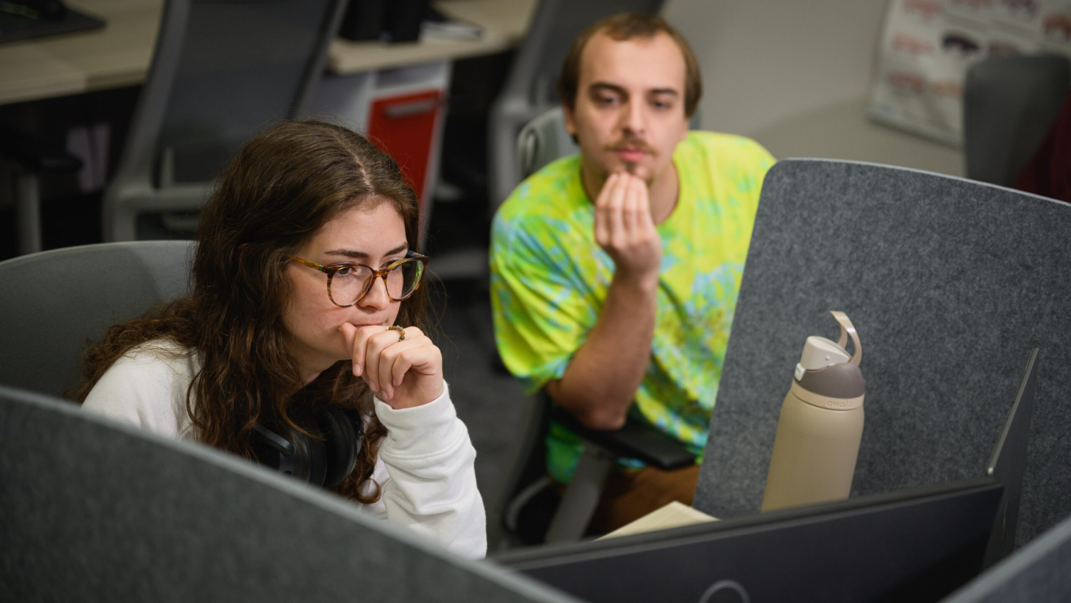 Kaitlyn Valenza, left, collaborates in the dry lab dedicated to the RABapp developed by Dr. Gustavo Machado.